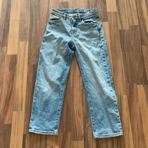 Baggy jeans från LAB Industries - Säljer ett par ljusblå baggy jeans från LAB Industries. Jeansen har klassisk femficksdesign, raka ben och lös passform. Tillverkade i bomullsdenim med snygga kontrastsömmar och läderpatch bak i midjan. Perfekta för en avslappnad streetstil. Priset kan förhandlas vill bara få dem sålda.