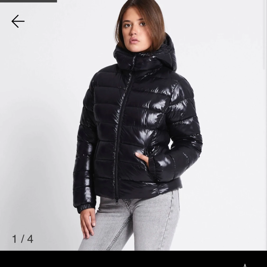 Svart glansig pufferjacka med huva