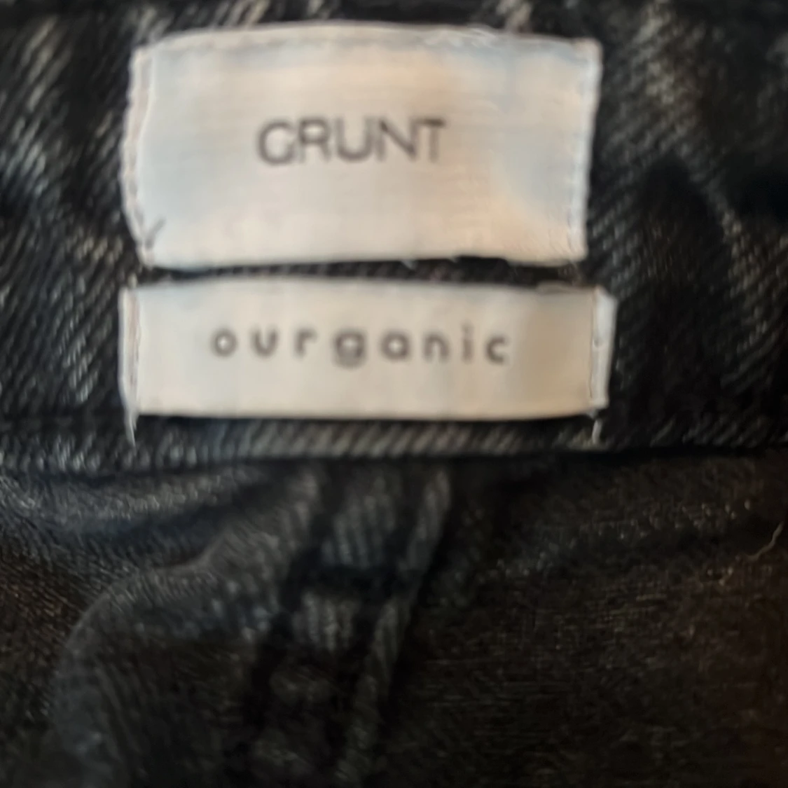 Svarta jeans från Grunt i rak modell - 3
