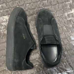 Axel Arigato - Säljer ett par av Axel Arigato laceless i storlek 42 fast passar även 43, skorna är i fint skick, förvänta dig inte att de är helt nya, tyvärr finns inte lådan kvar men dustbag finns. Vid frågor och funderingar är de bara att hojta till.