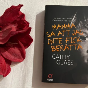 Mamma sa att jag inte fick berätta - En gripande sann historia om sjuårige Reece och hans kamp med mörka hemligheter. Cathy Glass ställs inför sin största utmaning när hon försöker hjälpa honom att våga berätta. Perfekt för dig som gillar starka, verklighetsbaserade berättelser.