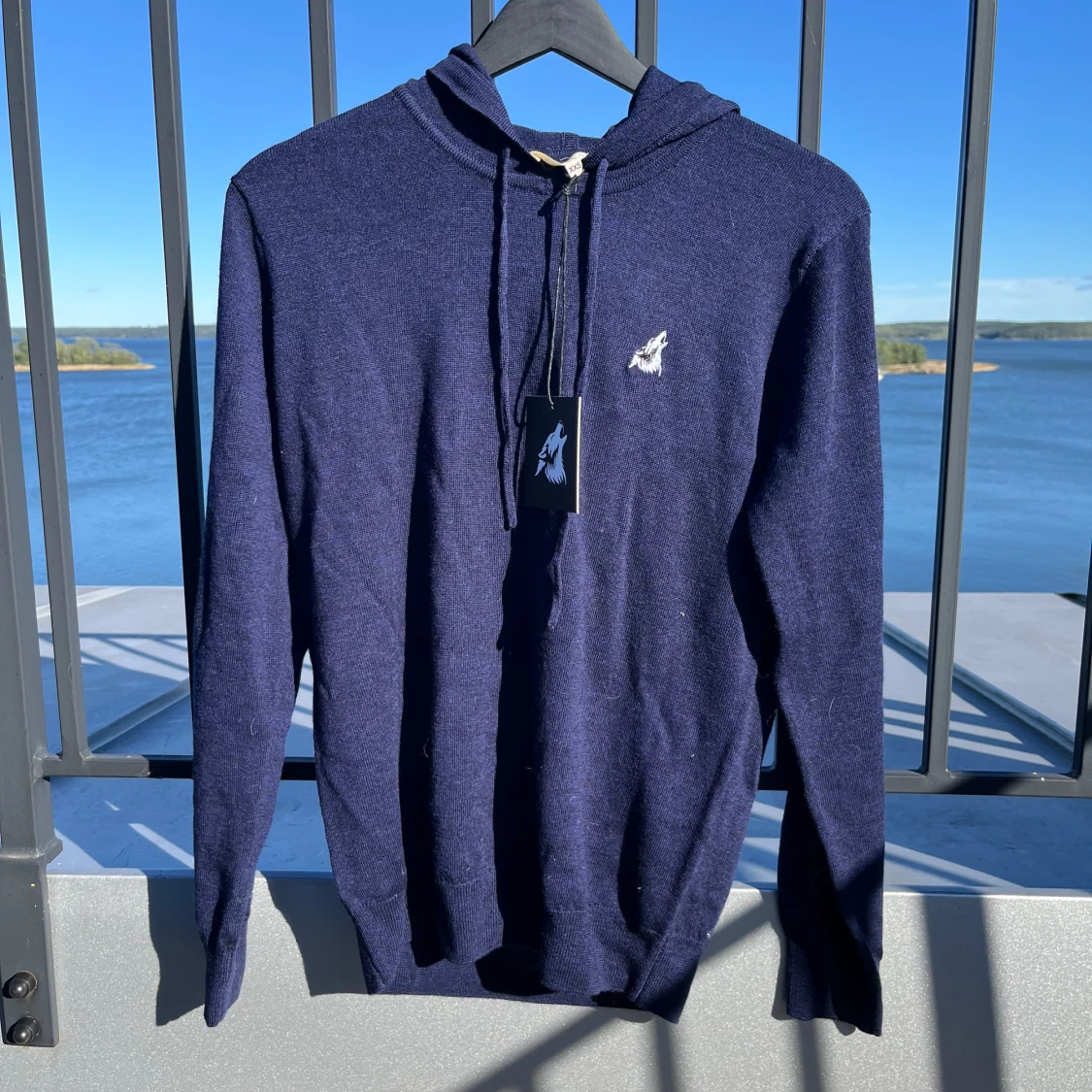 Marinblå och ljusgrå hoodie från Cashmierewolf Wolf - 2