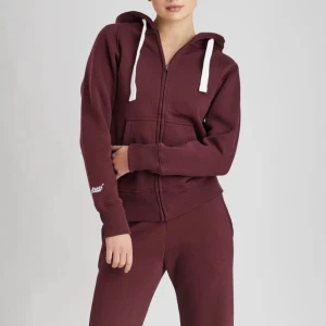 Vinröd russemerch - Intressekoll på mitt sett från russemerch då jag tycker det är lite litet och kort på mig. Fick i studentpresent och inte använda så mycket så i fint skick. Vita snörena har blivit lite färgade av plagget i tvätten men det går inte riktigt att undankomma. Nypris 1250kr