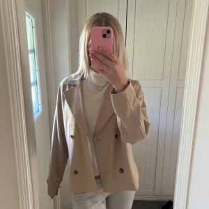 Beige trenchcoat från Lindex - Ny snygg beige kappa från Lindex i storlek 170 som sitter som en S. Perfekt till hösten ❤️