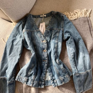 Jeanstopp - Supersnygg jeanstopp från Gina! Säljer då jag råkade beställa 2 storlekar och hann inte lämna tillbaka🤗