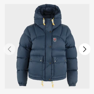 Blå fjällräven jacka - Säljer nu min fjällräven då den inte kommer till användning, varsamt använd och nydligen kemtvättad💞 nypris 7000, kom privat för fler bilder!