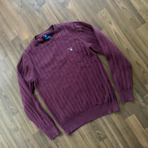 Gant ribbad tröja  - Tja! Säljer en fet ribbad tröja från Gant. Snygg design och fet färg. Nypris 1.600kr. Storlek S sitter som Xs. Hör av dig vid fundering!