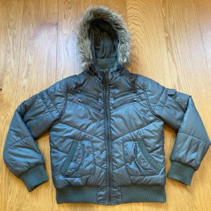 Grön avant garde y2k fluff jacka - Säljer nu denna jackan då den inte passade mig. Skulle säga att det är en tjej jacka men den funkar på killar också. Står ingen storlek på men skulle säga att det är en storlek S.  60-65cm lång  Ca 50 cm bredd  Skriv privat vid fler frågor.