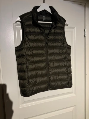 Uniqlo väst  - Snygg väst från Uniqlo. Riktigt fin olivgrön färg, storlek är xs. Sitter fint på och matchar med mycket. Väldigt fint skick. 