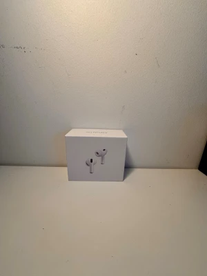 Apple AirPods Pro 3 trådlösa hörlurar - Säljer ett par Apple AirPods Pro i vitt. De har aktiv brusreducering (ABD) de är trådlösa in-ear hörlurar med stilren design och laddningsetui. Perfekta för musik, poddar och samtal. Kommer i originalförpackning och har den klassiska Apple-looken.