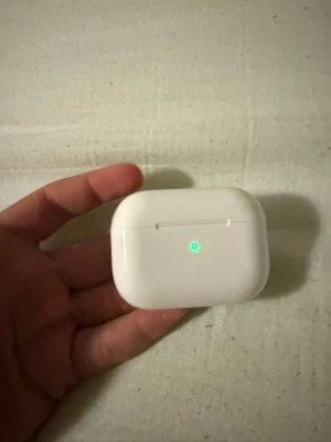 Apple AirPods Pro gen 2 - Säljer ett par vita Apple AirPods Pro gen 2 med trådlöst l. Snygg och kompakt design i blank plast, perfekt för dig som vill ha grymt ljud och smidig anslutning till din iPhone. Case har LED-indikator på framsidan.