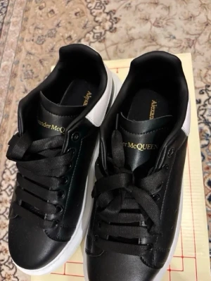 Alexander mcqueen skor - Säljer ett par riktigt fräscha mcqueens. Passar perfekt till alla outfits och är väldigt eleganta. Skorna är storlek 41 men passar även som 42. Skriv privat för mer info och pris kan diskuteras