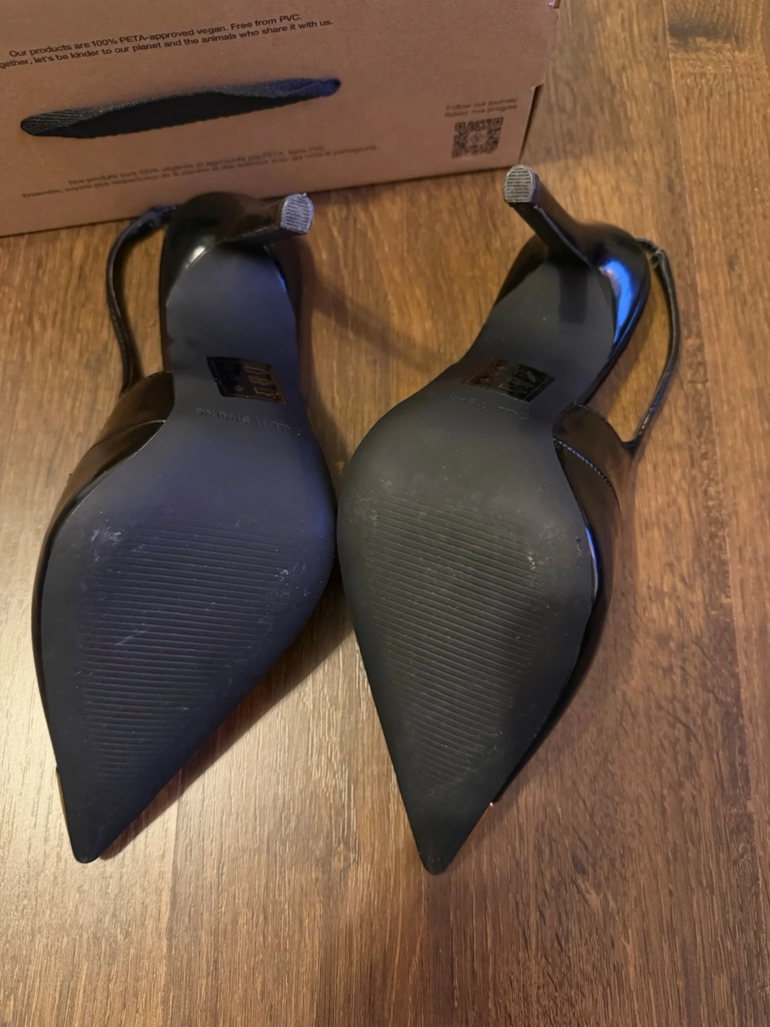 Svarta pumps med gulddetalj från Call It Spring - 4