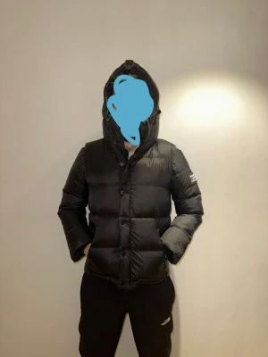 Svart pufferjacka från Burberry - Helt ny jacka använd endast för att ta bild. Är 188 83kg. Pris går att diskuteras vid snabbaffär