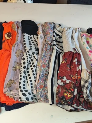 Mix av färgglada klänningar, mönstrade stl 110/116 - Säljer ett paket med flera klänningar i olika färger och mönster. Här finns allt från randigt, prickigt, blommigt till fjärilar och tecknade figurer. Materialen varierar mellan bomull och syntet. Perfekt för dig som gillar att mixa stilar och uttryck!Du är varmt välkommen att kika på mina andra annonser. 