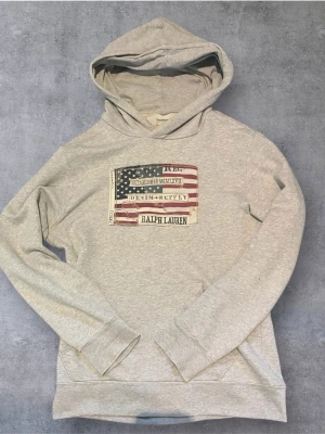 Grå ralph lauren hoodie  - Hoodie från ralph lauren först till kvarn!