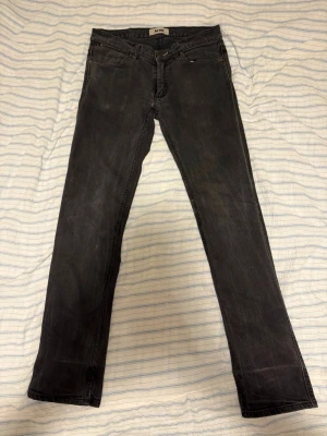  Acne Studios jeans  - Snygga svarta jeans från Acne Studios med klassisk femficksdesign och raka ben. Jeansen har diskreta slitningar och en stilren look som passar till många olika outfits. Tillverkade i jeansmaterial med en bekväm passform. Aldrig använt innan 8/10 skick, pris kan diskuteras! Kontakta mig vid frågor!