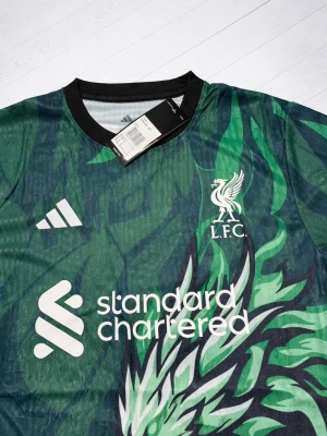 Liverpool FC Special edition  - En otrolig tröja från Liverpool FC som är special edition, i storlek M, som är otrolig snygg med sina fina detaljer riktigt skön tröja 