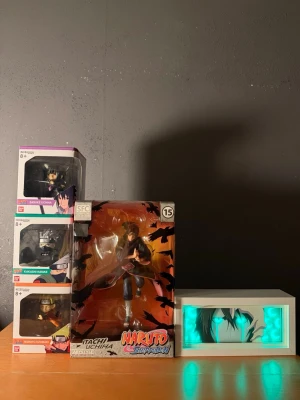 Naruto Figure och Lamp Bleach - Säljer ett set med Naruto figurer: Itachi Uchiha SFC, Kakashi Hatake, Naruto Uzumaki och Sasuke Uchiha Chibi Masters. Inkluderar även en lampa med anime motiv.  - Allting samma pris  - Endast Anime älskare