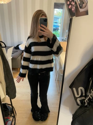 Randig stickad tröja - Stickad tröja från h&m storlek xxs. Svart och vit.