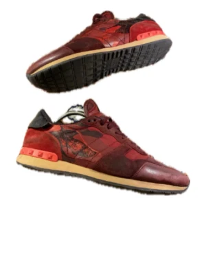 Valentino Rockrunners  - Hej! Säljer nu mina skor från märket Valentino , storlek 43,  bra skick men finns lite slitningar, pris ej hugget i sten så tveka inte på att höra av dig om du har frågor eller funderingar kring skorna!