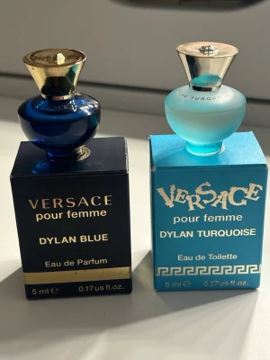 Versace mini parfym  - 2 st mini Versace parfymer.  Knappast använda.