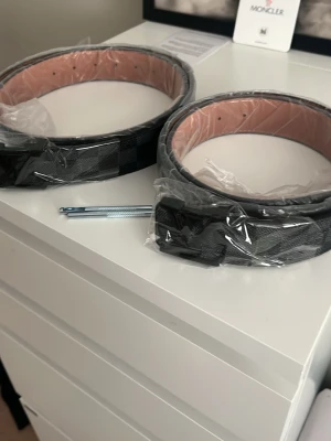 Svart rutigt bälte i läderlook - H