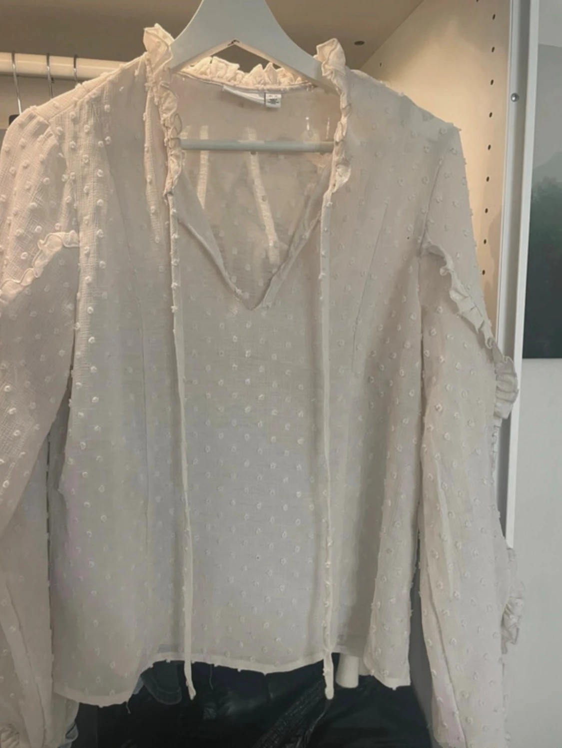 Vit blus med volang och prickar