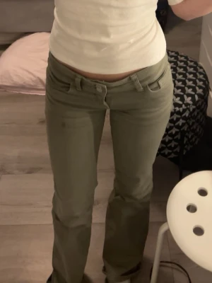 Olivgröna bootcut jeans från Nelly - Använda 1 gång, jätte bra skick