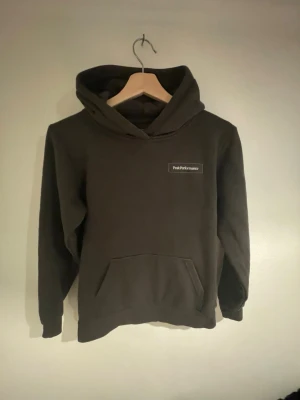 Peak performance hoodie - En olivgrön hoodie från Peak Performance. Knappt använd, inga defekter!                                                                             Priset är diskuterbart 