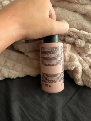 Maria Nila Pure Volume Conditioner - Volymgivande balsam från Maria Nila i en rosa plastflaska med svart lock. Pure Volume Conditioner är veganskt och färgbevarande, perfekt för dig som vill ha fylligare hår. Innehåller 100 ml och är tillverkat i Sverige.