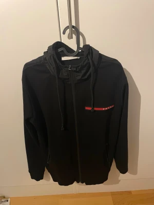 Prada zip - Säljer då den ej är min stil längre. Den är rätt så använd men inga hål eller liknande så fortfarande fullt användbar. Priset går att diskutera. 