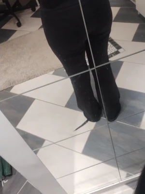Svarta kostymbyxor med bootcut. - Säljer ett par svarta kostymbyxor med bootcut-modell. De har låg midja. 