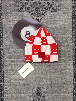 Acne Studios mössa  - Säljer min jätte snygga mössa från Acne Studios, skriv vid frågor, priset är förhandlingsbart och kan skickd direkt efter köpet 😊 Passar både män och kvinnor 😃