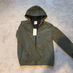 Zadig&Voltaire jacka  - Säljer nu denna Zadig&Voltaire jacka med tags på i färgen olivgrön som är riktigt snygg|Nypris:3900kr|Storlek XS men passar S|Bara att skriva vid minsta fundering/fråga!