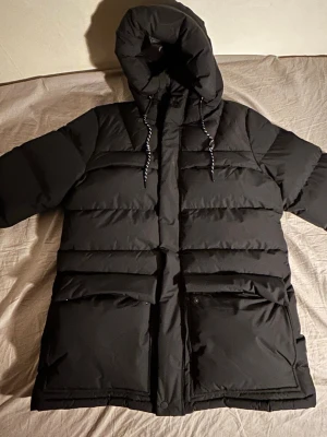 Vinterjacka från Everest, Helt ny - Säljer en svart pufferjacka från Everest. Jackan har två stora framfickor och ett klassiskt märke på ärmen. Perfekt för kalla dagar och riktigt skön passform. Vill gärna bli av med den därav priset 1299, inköpt för 2000kr.