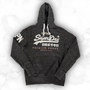 Mörkgrå hoodie från Superdry - Riktigt snygg hoodie från superdry som passar någon 180-190