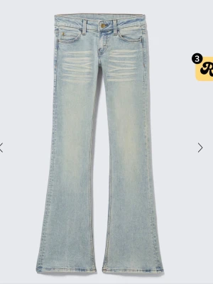 Ljusblå jeans - Snygga ljusblå jeans med bootcut-modell och slitna detaljer framtill. Klassisk femficksdesign och låg midja. Perfekta för en avslappnad och trendig look. Fråga gärna efter fler bilder