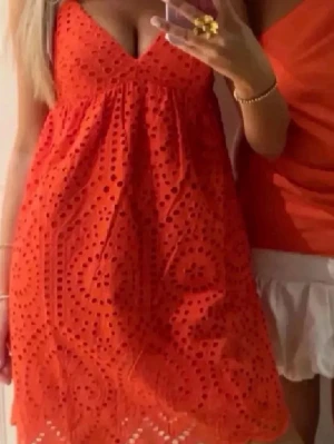 Snygg klänning!💖💖 - Såå fin klänning från hm🥹💖Säljs inte längre på varken butik eller hemsida, därpå högre pris, men går att diskutera! Perfekt till sommaren🥰 storlek M men funkar som S då man själv väljer hur mycket man vill spänna den