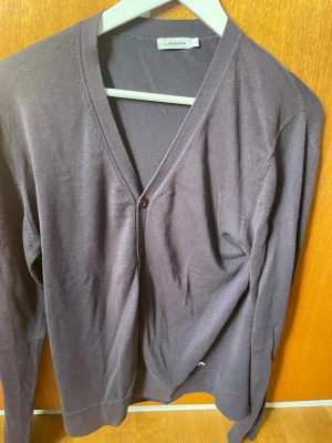 Mörkblå kofta från J.Lindeberg - Säljer denna mörkblåa kofta från J.Lindberg i storlek L till ett billigt pris! OBS den saknar en knapp