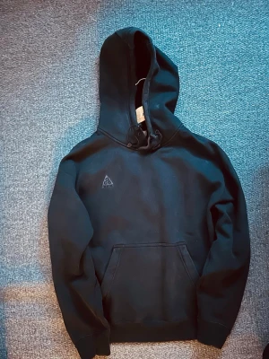 Nike Acg Hoodie  - Svart size S, oversize, bra material, inga tecken på användning