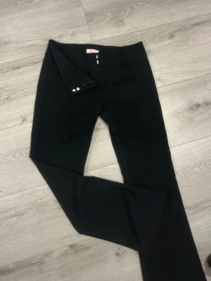 Nelly lågmidjade kostymbyxor - Lågmidjade kostymbyxor från nelly utan fickor bak och med raka ben. I super fint skick! De har bara sytts in lite i midjan med det går att ta bort enkelt.