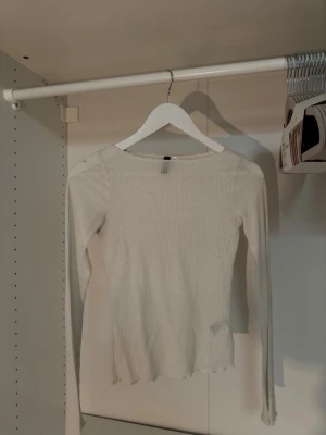 Vit ribbad långärmad topp H&M Divided - Säljer en enkel och stilren vit långärmad topp från H&M Divided. Toppen är ribbad och har en kroppsnära passform med rund halsringning och vidare ärmar med detaljer längst ut och vid midja. Den är transparent med tunnare material🤩 Perfekt att matcha med jeans eller kjol för en clean look👀🤍
