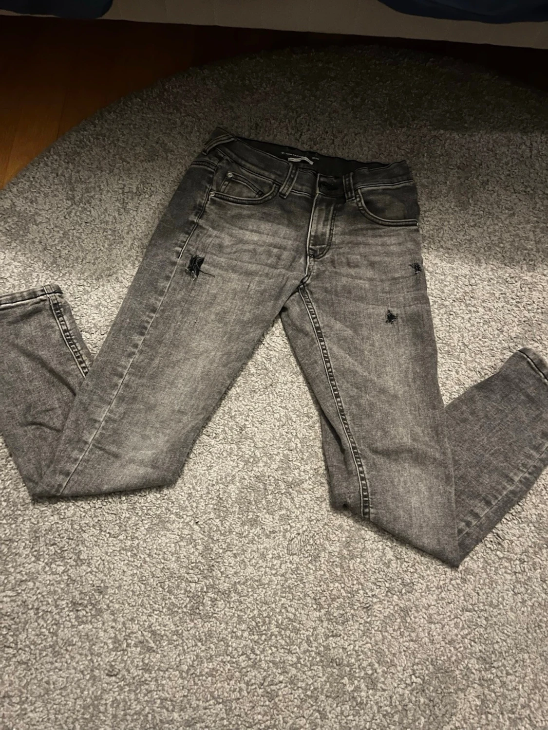 Grå slim fit jeans med slitningar - 1