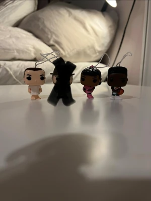 Stranger things kinder joy figurer - Säljer fyra stranger things karaktärer från kinder joy, figurerna är Erika, Eleven, Hopper och Lucas inköpta för 30 kr stycke säljer alla fyra för 100