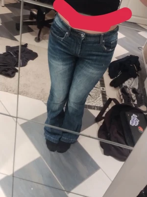Blå bootcut jeans med låg midja - Säljer ett par blå bootcut jeans med låg midja.