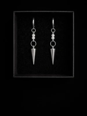 Silvriga örhängen med pärldetaljer - Snygga örhängen i silverfärg med konformade hängen och små vita pärlor. Designen är modern och edgy, perfekt för dig som gillar att sticka ut. Passar till många olika stilar och ger en cool touch till din look.