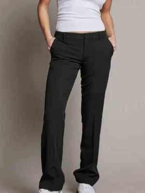 BIKBOK lågmidjade kostymbyxor (petit)  - Ett par lågmidjade kostymbyxor från BIKBOK i storlek 34 petit💕 Priset kan diskuteras 🥰