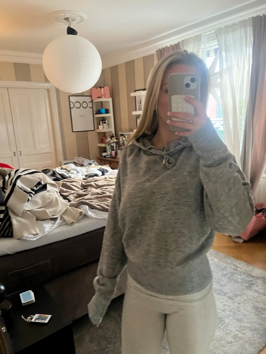 Grå stickad hoodie - 1