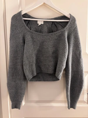 Grå croppad stickad tröja - Mysig grå stickad tröja med croppad passform! PS! Jag skickar posten om du köper innan kl 17🥰